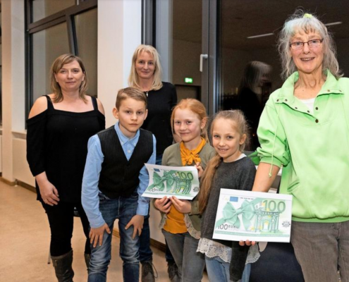 Mit dem Umweltpreis gewann die Klasse 3 a auch 200 Euro für ihre Klassenkasse. (Quelle: MAZ, Peter-Paul Weiler)