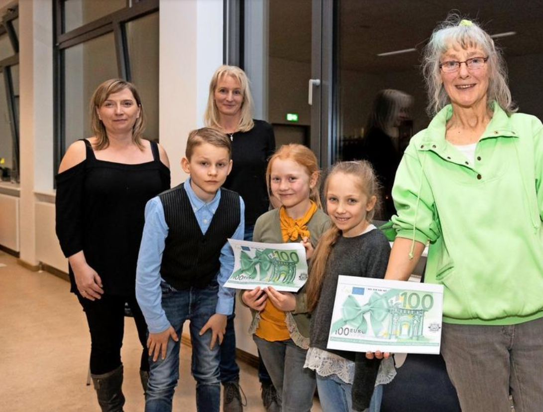 Mit dem Umweltpreis gewann die Klasse 3 a auch 200 Euro für ihre Klassenkasse. (Quelle: MAZ, Peter-Paul Weiler)